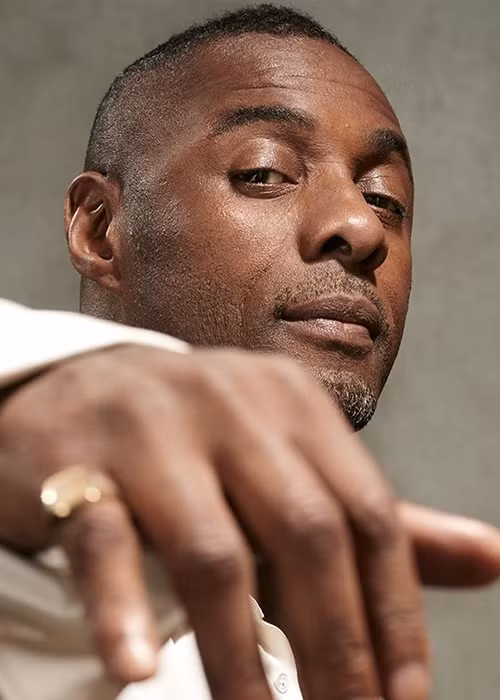 Idris Elba sinh năm 1972, đột phá với vai diễn Russell “Stringer” Bell trong loạt phim truyền hình The Wire của HBO.