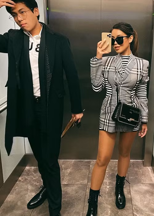 Tại London (Anh), Tiên Nguyễn tham dự buổi trình diễn của thương hiệu Burberry cùng em trai Hiếu Nguyễn. Cô chọn vest kẻ ô đặc trưng của nhà mốt Anh, kết hợp với boots và túi đeo chéo đồng thương hiệu.