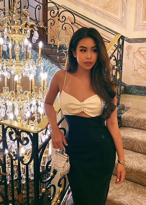 Hot girl 9x diện váy hai dây trắng - đen khoe vẻ quyến rũ tại sự kiện.