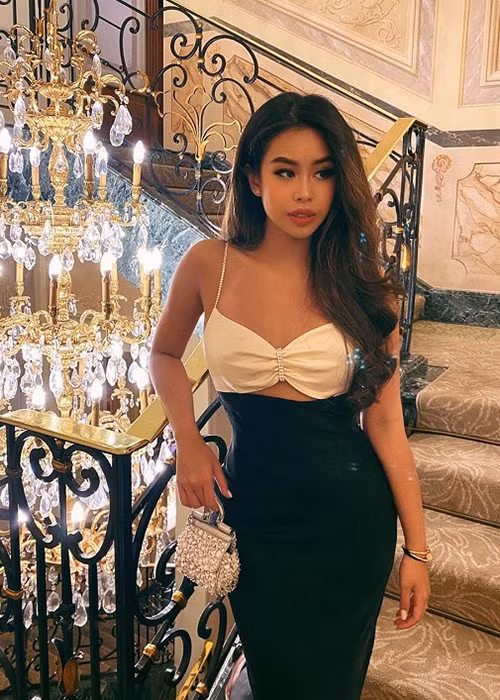 Hot girl 9x diện váy hai dây trắng - đen khoe vẻ quyến rũ tại sự kiện.