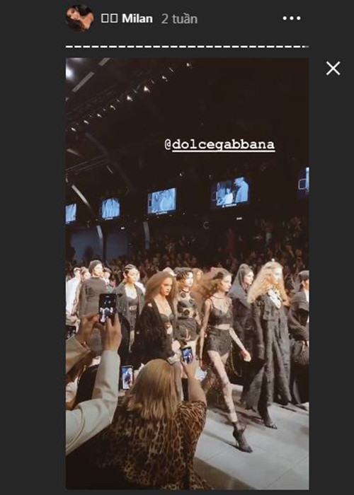 Tiên Nguyễn còn ngồi xem show diễn của Dolce &amp; Gabbana.