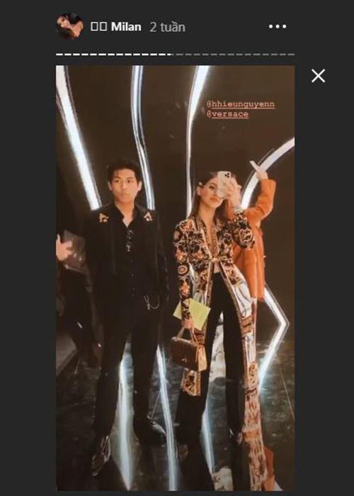 Có mặt tại show của Versace, Tiên Nguyễn mặc áo kiểu áo choàng cut-out kết hợp quần đeo ống rộng và tiếp tục được em trai tháp tùng.