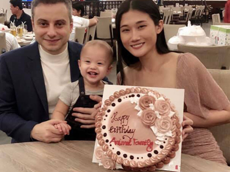 "Nếu việc làm ăn ở Dubai thuận lợi, vợ chồng tôi sẽ nán lại thêm, vì chất lượng cuộc sống tốt, dịch vụ rẻ so với mặt bằng chung ở châu Âu mặc dù những thứ khác rất đắt", chân dài chia sẻ trên Ngôi sao.