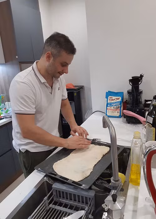 Chồng ngoại quốc của Kha Mỹ Vân còn là người nấu ăn rất ngon. Chân dài thường xuyên khoe hai vợ chồng tận hưởng những buổi tối cuối tuần ngọt ngào cùng nhau.