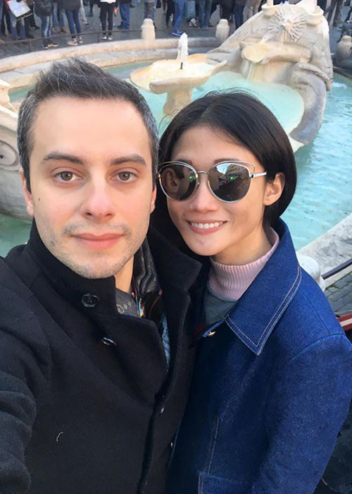 Trong lần hiếm hoi chia sẻ về chuyện tình cảm, Kha Mỹ Vân khen chồng rất vui tính, chân thành và luôn quan tâm đến cô từ những điều nhỏ nhất. Ngoài ra, trong suốt thời gian Kha Mỹ Vân theo đuổi sự nghiệp người mẫu tại Italy, Luigi luôn động viên, ủng hộ chân dài này.