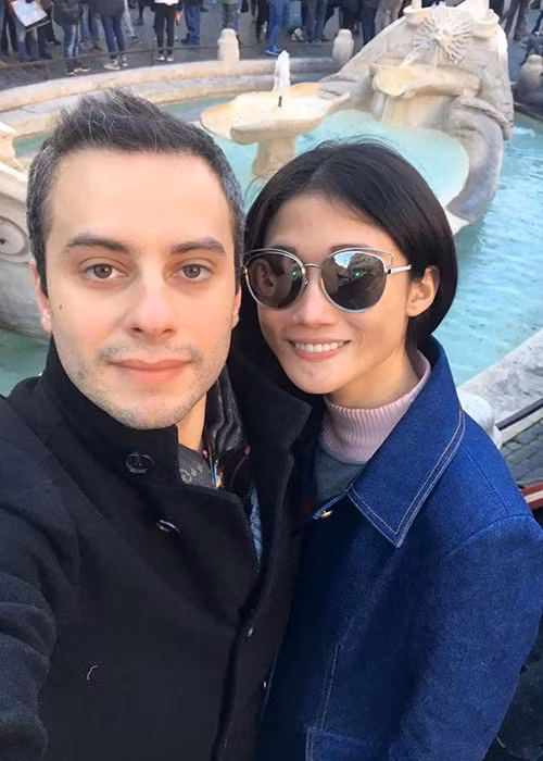 Trong lần hiếm hoi chia sẻ về chuyện tình cảm, Kha Mỹ Vân khen chồng rất vui tính, chân thành và luôn quan tâm đến cô từ những điều nhỏ nhất. Ngoài ra, trong suốt thời gian Kha Mỹ Vân theo đuổi sự nghiệp người mẫu tại Italy, Luigi luôn động viên, ủng hộ chân dài này.