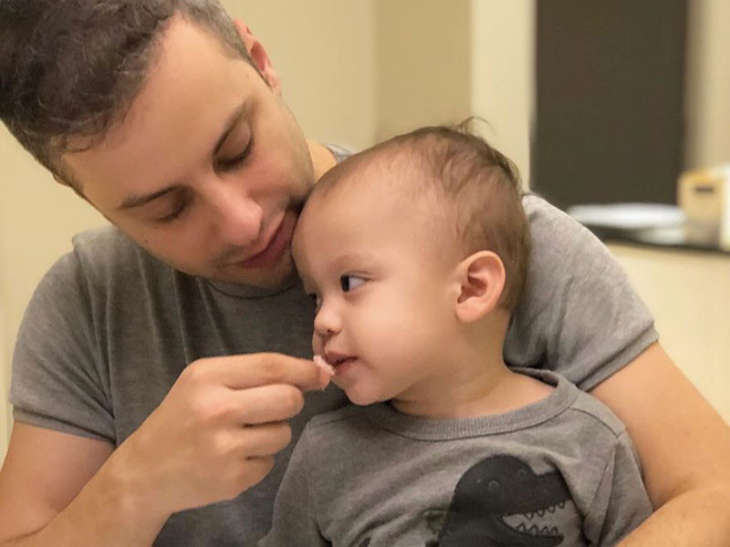 Bé Mao Mao được khen rất giống bố.