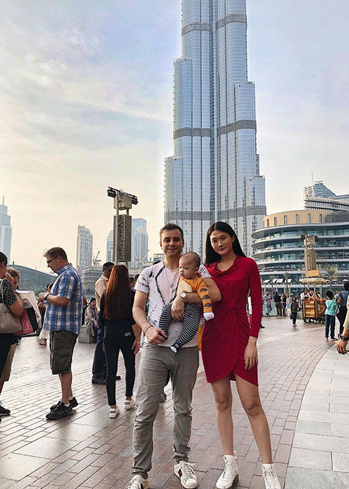 Chân dài từng chia sẻ, bố mẹ chồng từng qua Việt Nam để thăm và chăm sóc cháu nội trong suốt 1 tháng.