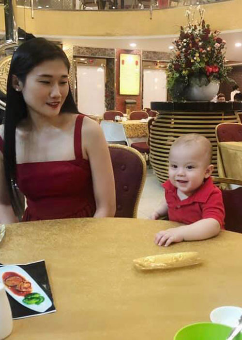 Kha Mỹ Vân tiết lộ con trai hiện tại rất hiếu động, biết bày tỏ thái độ giận dữ và thỉnh thoảng nằm ăn vạ.