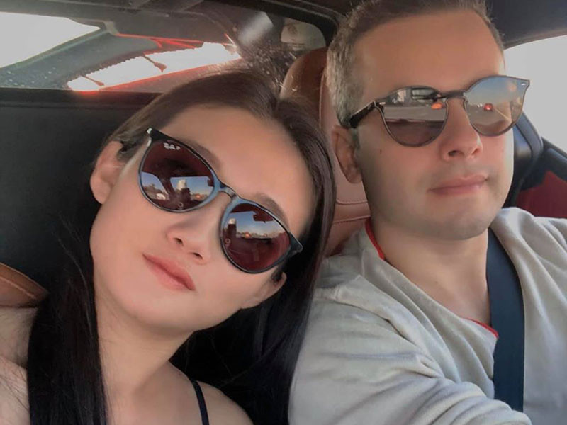 Trước khi kết hôn, cặp đôi có hai năm hẹn hò, cùng cố gắng trò chuyện để vượt qua những khác biệt về văn hóa.