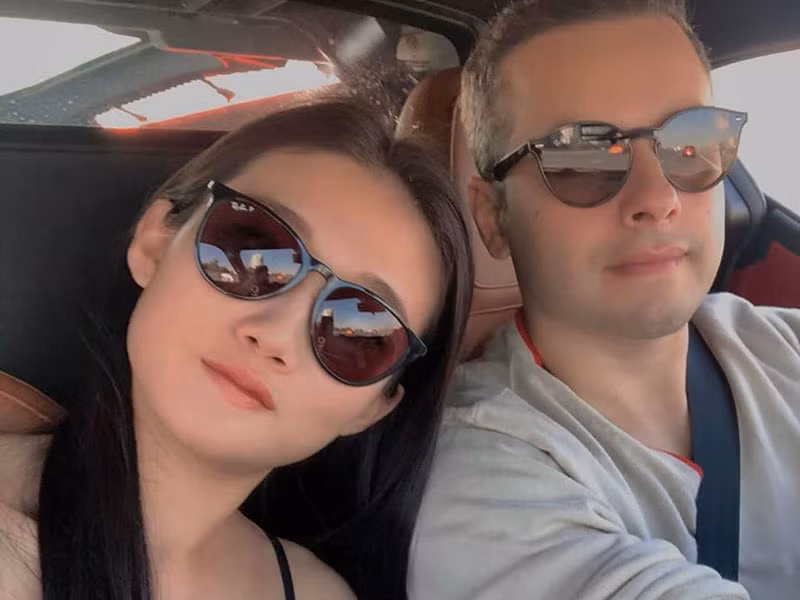 Trước khi kết hôn, cặp đôi có hai năm hẹn hò, cùng cố gắng trò chuyện để vượt qua những khác biệt về văn hóa.