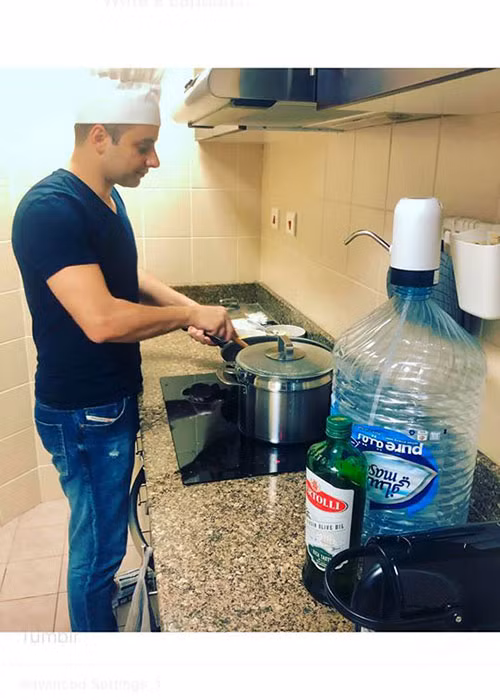 Kha Mỹ Vân cho biết, cô rất may mắn khi tìm được một người đồng hành luôn yêu thương và thấu hiểu cho mình. Chồng của chân dài rất tâm lý, luôn dành thời gian cho vợ con.