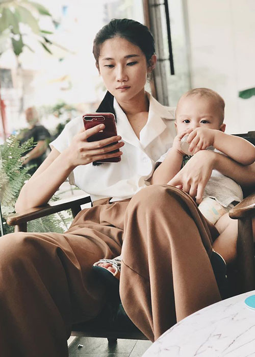 Kha Mỹ Vân trở lại với công việc người mẫu sau một thời gian sinh con.