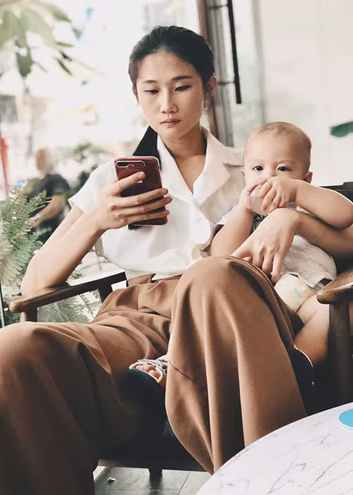 Kha Mỹ Vân trở lại với công việc người mẫu sau một thời gian sinh con.