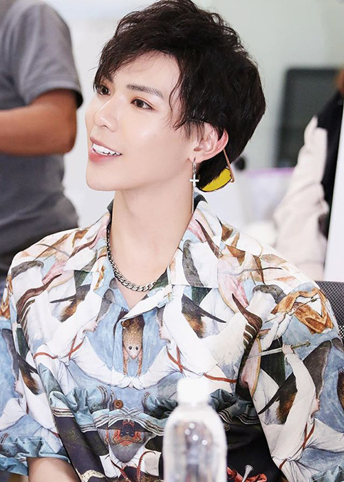 So với thời mới bước chân vào showbiz, Erik nay có ngoại hình bắt mắt hơn. Sự thay đổi vẻ ngoài của nam ca sĩ là do phẫu thuật thẩm mỹ.