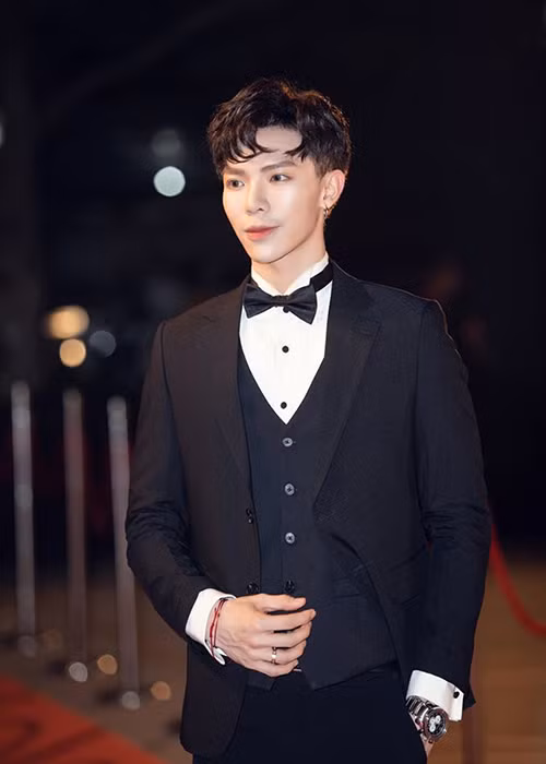 Tháng 1/2016, dưới sự nâng đỡ của công ty quản lý, Erik cho ra mắt sản phẩm âm nhạc đầu tay “Sau tất cả”. Ca khúc gây bão mạng xã hội giúp tên tuổi của Erik được nhiều khán giả biết đến.