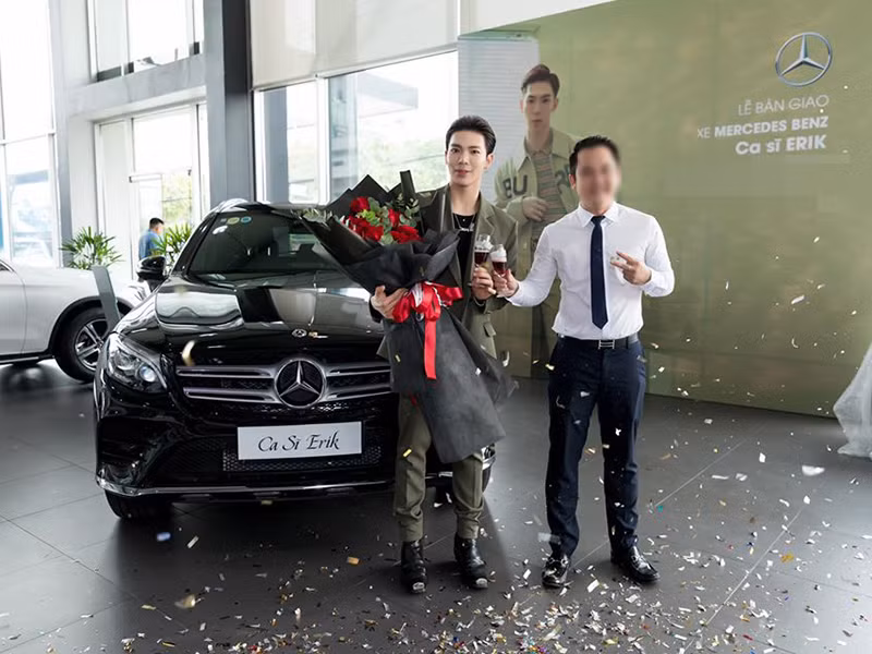 Erik chia sẻ rằng, anh đã phải trải qua rất nhiều khó khăn để được như ngày hôm nay, có khả năng mua nhà, mua xe và đầu tư cho âm nhạc.