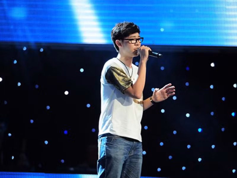 Nam ca sĩ Erik tên thật là Lê Trung Thành, sinh năm 1997. Anh từng tham gia cuộc thi Giọng hát Việt nhí 2013. Ở sân chơi này, Erik được đánh giá sở hữu chất giọng trầm, ấm áp. Ảnh: VTV