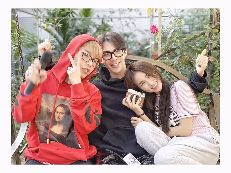 Ngoài khối tài sản khủng, Erik còn được ngưỡng mộ vì có tình bạn đẹp với Hòa Minzy và Đức Phúc.