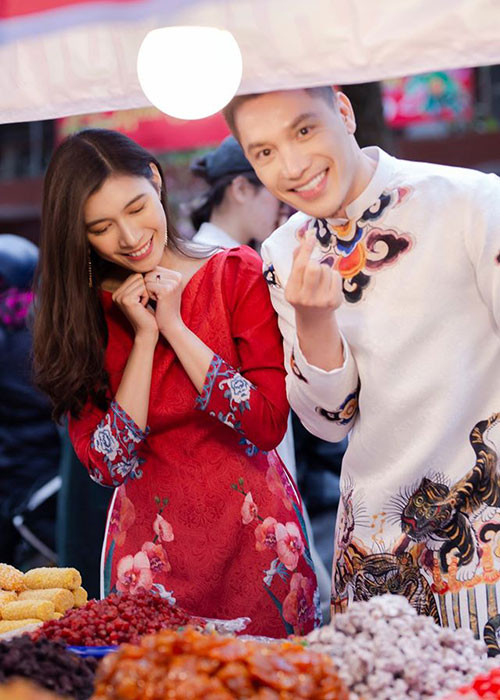 "Việt Nam ơi!” vốn là bản hit của Minh Beta. Ca khúc gắn liền với nhiều trận đấu của đội tuyển Việt Nam từ năm 2018. Minh Beta viết bài hát năm 2011. Nam nhạc sĩ chia sẻ, nhờ cảm xúc dồn nén nên chỉ mất 30 phút viết xong nhạc và lời. Sau đó, anh tự sản xuất, thu âm và tung ra thị trường.