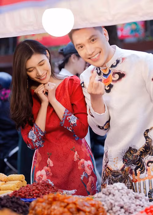 "Việt Nam ơi!” vốn là bản hit của Minh Beta. Ca khúc gắn liền với nhiều trận đấu của đội tuyển Việt Nam từ năm 2018. Minh Beta viết bài hát năm 2011. Nam nhạc sĩ chia sẻ, nhờ cảm xúc dồn nén nên chỉ mất 30 phút viết xong nhạc và lời. Sau đó, anh tự sản xuất, thu âm và tung ra thị trường.