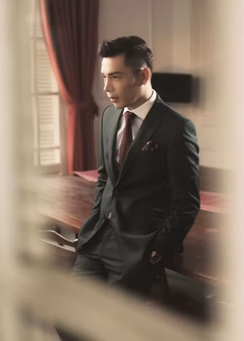 Học xong lớp 12, nam nhạc sĩ nhận học bổng toàn phần AusAID của chính phủ Australia và tốt nghiệp ĐH Sydney bằng danh dự hạng Nhất, nhận học bổng toàn phần Fulbright của chính phủ Mỹ và tốt nghiệp thạc sỹ MBA tại ĐH Harvard.