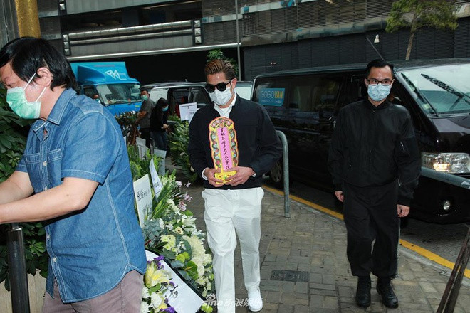 Vo chong Quach Phu Thanh deo khau trang kin mit trong le tang me