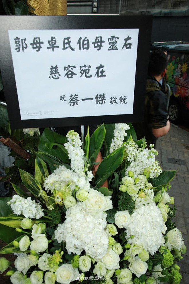 Tổ chức tang lễ giữa thời điểm dịch Covid-19 bùng phát mạnh mẽ, Quách Phú Thành, Phương Viện và người thân đều phải đeo khẩu trang, thực hiện các biện pháp phòng dịch. Theo truyền thông Hong Kong, bạn bè của Quách Phú Thành đã gửi vòng hoa đến chia buồn nhưng sẽ ít người có thể đến dự tang lễ. Các nghệ sĩ Hong Kong như vợ chồng Cổ Cự Cơ, vợ chồng Tô Chí Uy, Trịnh Y Kiện, Mông Gia Tuệ, Lương Vịnh Kỳ, Thái Nhất Trí, Thái Nhất Kiệt, Lâm San San, Lâm Hiểu Phong... đã gửi vòng hoa tới phúng viếng.