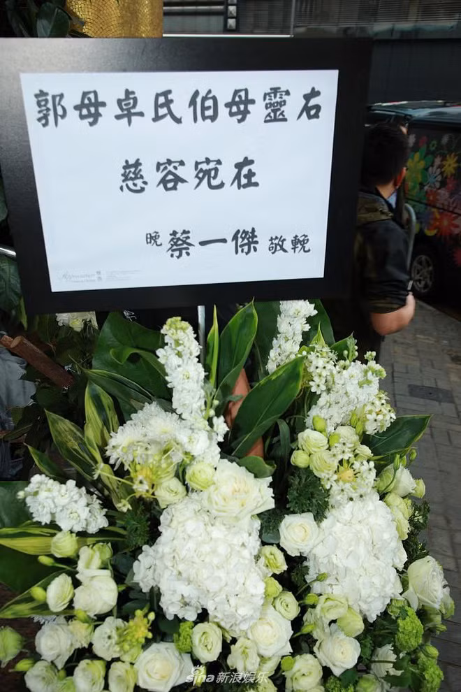 Tổ chức tang lễ giữa thời điểm dịch Covid-19 bùng phát mạnh mẽ, Quách Phú Thành, Phương Viện và người thân đều phải đeo khẩu trang, thực hiện các biện pháp phòng dịch. Theo truyền thông Hong Kong, bạn bè của Quách Phú Thành đã gửi vòng hoa đến chia buồn nhưng sẽ ít người có thể đến dự tang lễ. Các nghệ sĩ Hong Kong như vợ chồng Cổ Cự Cơ, vợ chồng Tô Chí Uy, Trịnh Y Kiện, Mông Gia Tuệ, Lương Vịnh Kỳ, Thái Nhất Trí, Thái Nhất Kiệt, Lâm San San, Lâm Hiểu Phong... đã gửi vòng hoa tới phúng viếng.