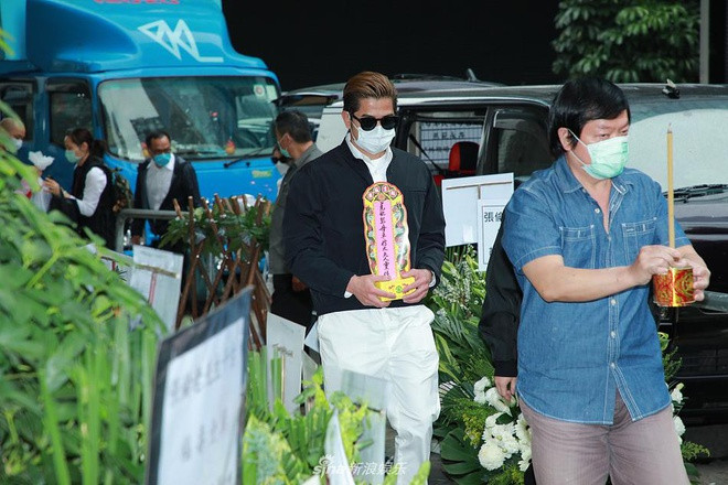 Mẹ Quách Phú Thành qua đời vào ngày 25/2 tại nhà riêng sau thời gian dài lâm bệnh nặng, hưởng thọ trên 90 tuổi. Thời điểm mẹ tạ thế, nam nghệ sĩ đang có tour lưu diễn ở Las Vegas, không thể hủy ngang show để trở về quê nhà. Anh phải cố nén đau thương để hoàn tất lịch trình. Hiện, Quách Phú Thành tạm gác mọi công việc để cùng gia đình chuẩn bị lo hậu sự cho mẹ.