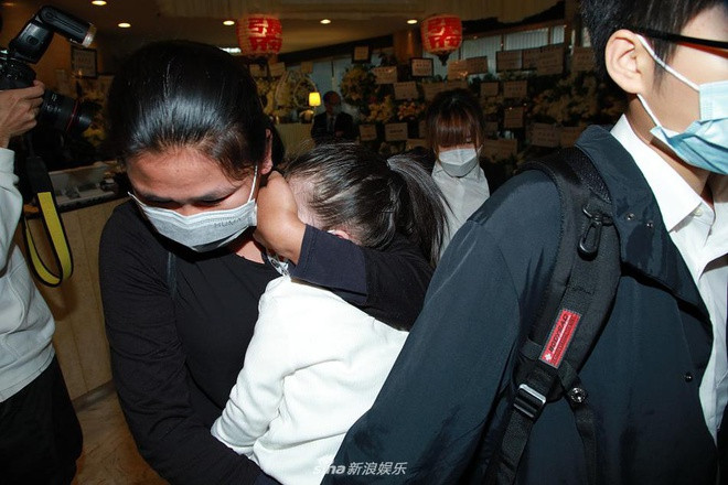 Hai con gái của thiên vương Hong Kong cũng đến nhà tang lễ, các bé được bảo mẫu che kín mặt. Quách Phú Thành và Phương Viện luôn yêu cầu báo chí không để lộ mặt con. Lễ tang diễn ra đơn giản, vắng vẻ, chỉ có người thân gia đình.