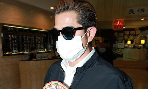 Trước đó, tại live show diễn ra ở Macau hồi tháng một, Quách Phú Thành từng bày tỏ sự lo lắng cho sức khỏe ngày càng xấu đi của mẹ: "Không có mẹ, không có Quách Phú Thành thành công như hôm nay. Nỗi vất vả của mẹ, tình yêu thương vô bờ của mẹ là điều tôi dùng cả một đời cũng không thể đền đáp hết được. Vậy mà đến tận bây giờ, tôi cũng chưa một lần nói tôi yêu bà. Mẹ già rồi, thần trí cũng không còn minh mẫn, tôi sợ một ngày nào đó mẹ....", Thiên vương Hong Kong thổn thức chia sẻ và cúi đầu bật khóc.