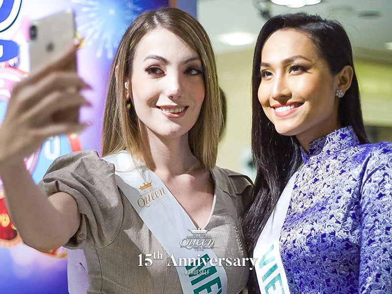 Trong buổi ghi hình, Hoài Sa nổi bật nhờ diện trang phục áo dài truyền thống.