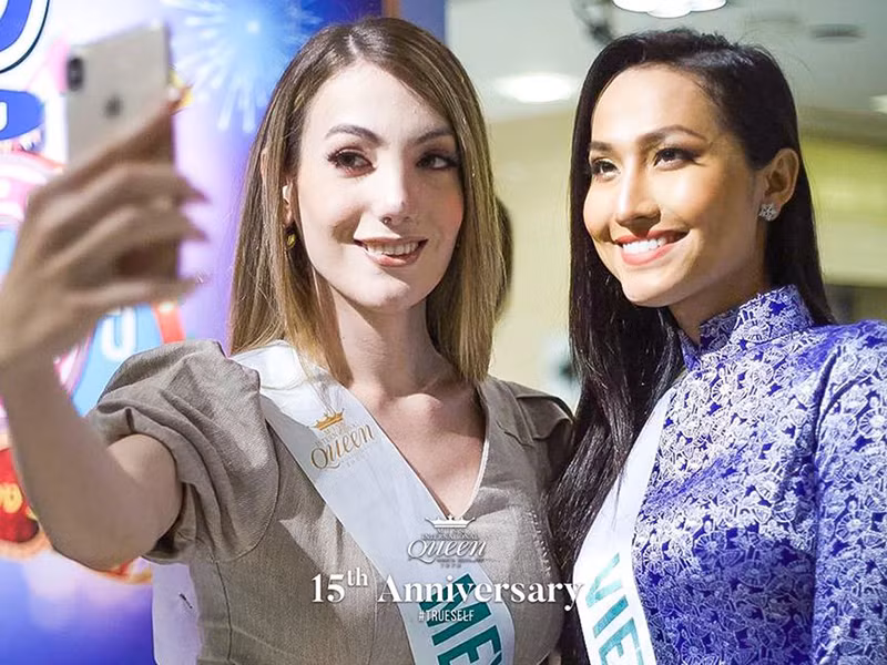 Trong buổi ghi hình, Hoài Sa nổi bật nhờ diện trang phục áo dài truyền thống.