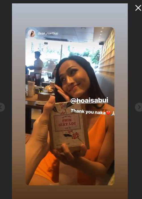 Đại diện Thái Lan, Na Uy, Indonesia...cảm ơn đại diện Việt Nam vì món quà bất ngờ.