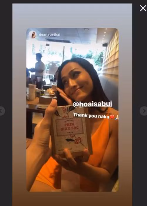 Đại diện Thái Lan, Na Uy, Indonesia...cảm ơn đại diện Việt Nam vì món quà bất ngờ.