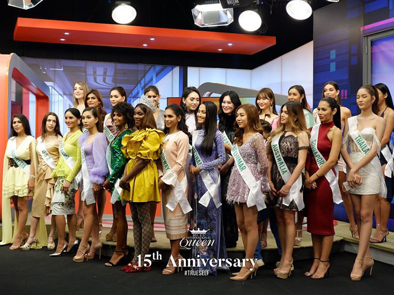 Người đẹp đến từ An Giang còn được ưu ái đứng giữa khung hình.