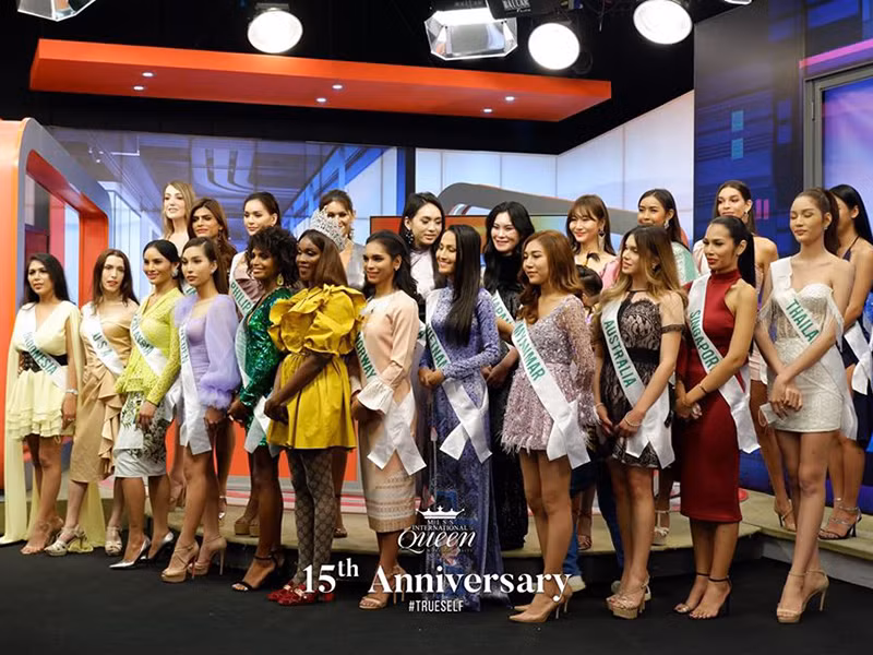 Người đẹp đến từ An Giang còn được ưu ái đứng giữa khung hình.