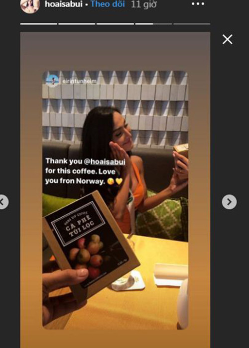 Việc Hoài Sa tặng quà các thí sinh ghi điểm với người hâm mộ quốc tế.