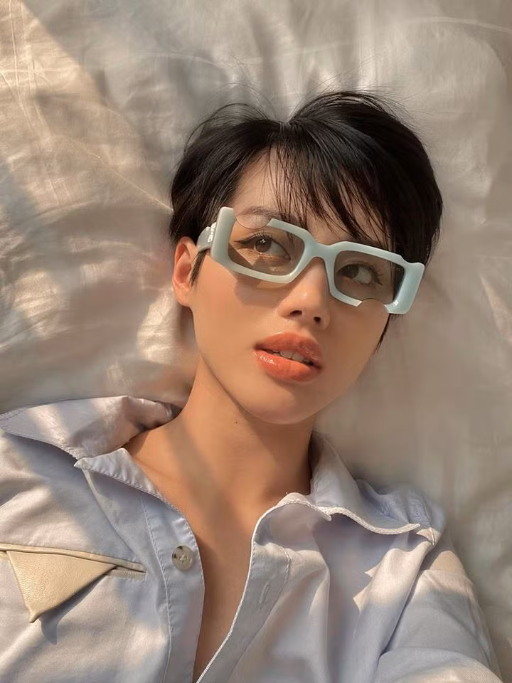 Khánh Linh được cách ly tại nhà. Dù không có các triệu chứng của bệnh nhưng cô vẫn chủ động đi kiểm tra sức khỏe và hạn chế tiếp xúc với mọi người. Khánh Linh cam kết sẽ cách ly tại nhà trong vòng 14 ngày theo đúng quy định và hướng dẫn của cơ quan nhà nước.