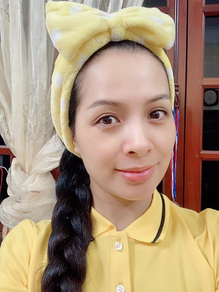 Người mẫu Thúy Hằng là một trong những sao Việt cách ly ở nhà. Chân dài cho biết, ông xã của cô tiếp xúc với bệnh nhân thứ 21 và đã âm tính với Covid-19. Hiện tại, cả gia đình cô cách ly theo đúng quy trình để đảm bảo an toàn sức khỏe cho cộng đồng.