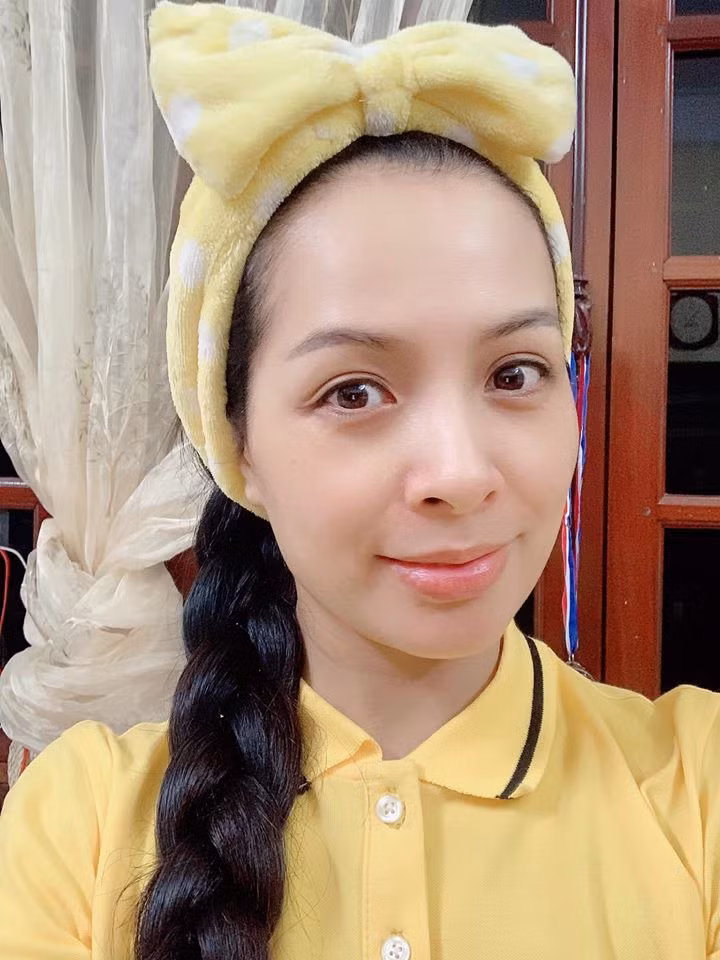 Người mẫu Thúy Hằng là một trong những sao Việt cách ly ở nhà. Chân dài cho biết, ông xã của cô tiếp xúc với bệnh nhân thứ 21 và đã âm tính với Covid-19. Hiện tại, cả gia đình cô cách ly theo đúng quy trình để đảm bảo an toàn sức khỏe cho cộng đồng.