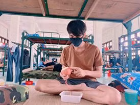 Với Dương Thanh Vàng, anh rất xúc động bởi trong khi anh và những người đi cách ly sống rất nhàn hạ thì các nhân viên y tế ở đây vô cùng vất vả. "Họ phải làm tất cả mọi việc trong bộ bảo hộ y tế với cái nóng 35 độ C ở miền Nam, rất vất vả... Thật sự những nhân viên y tế, dọn vệ sinh nơi đây mới là những 'người hùng' lúc này", anh nói.