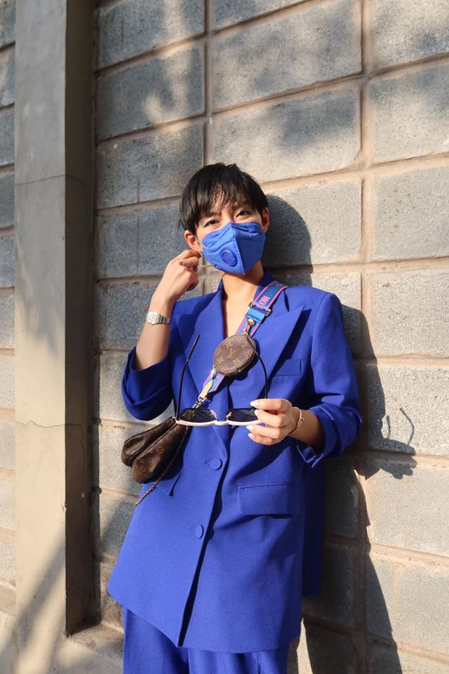 Trước đó, Khánh Linh có nhiều ngày ở Pháp để tham dự Paris Fashion Week 2020. Sau khi về nước, hot girl chủ động khai báo y tế online và thông báo cho UBND phường về lịch trình di chuyển.