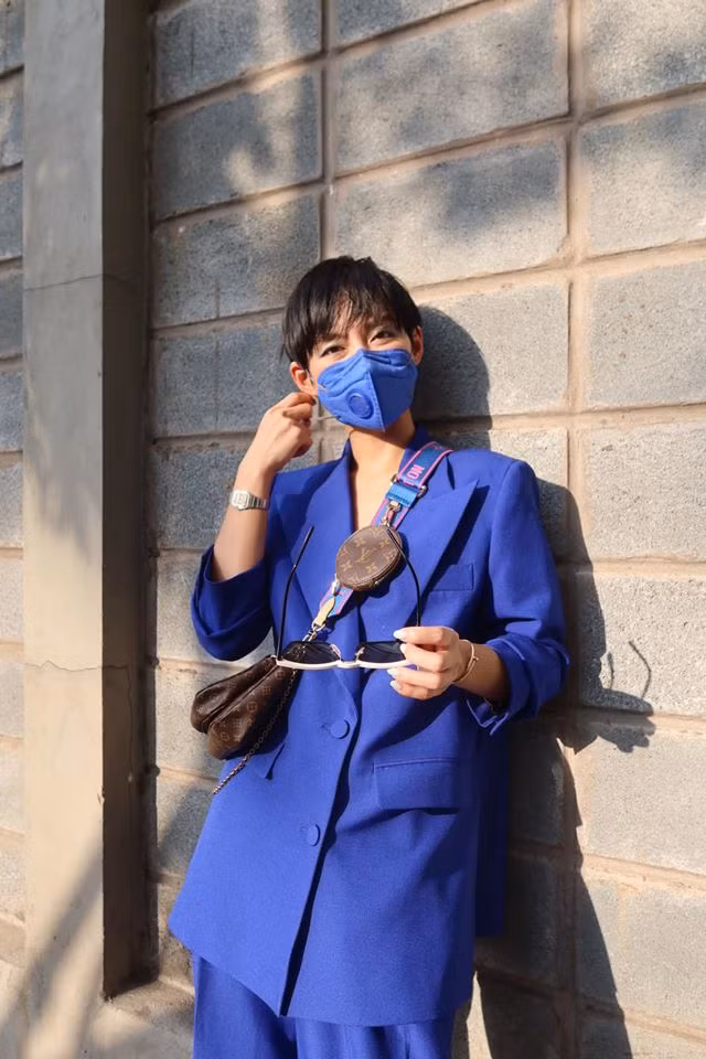 Trước đó, Khánh Linh có nhiều ngày ở Pháp để tham dự Paris Fashion Week 2020. Sau khi về nước, hot girl chủ động khai báo y tế online và thông báo cho UBND phường về lịch trình di chuyển.