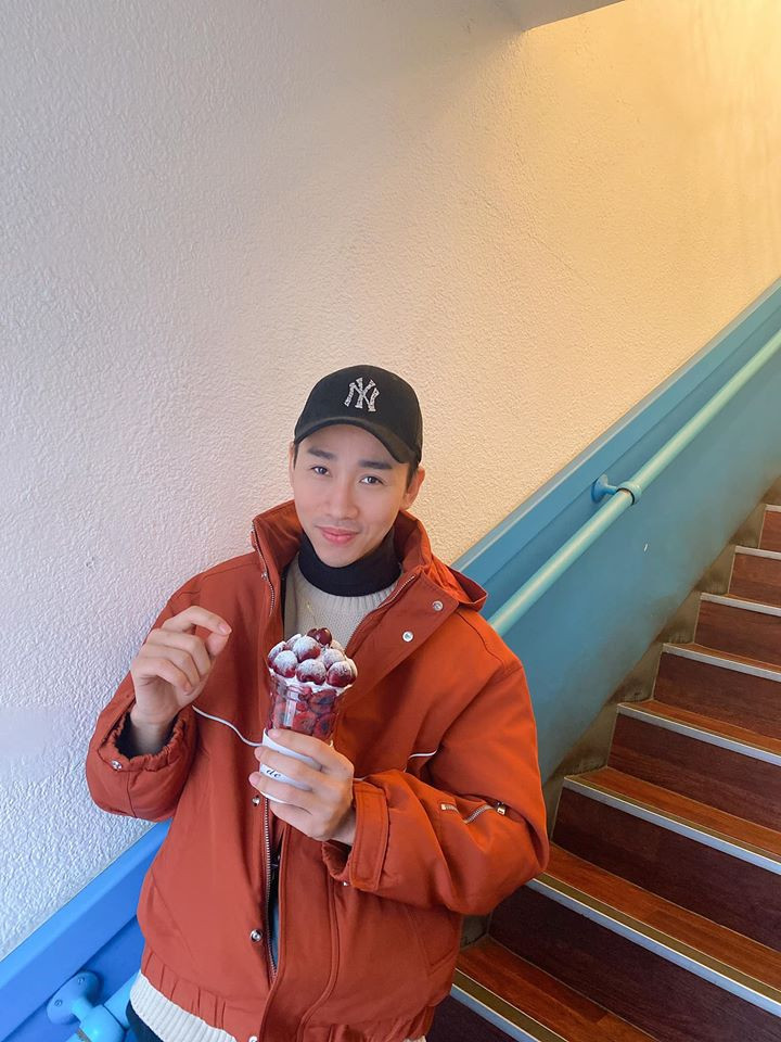 Cùng đi với BB Trần sang Hàn Quốc, Hải Triều trở về nước và tự cách ly. Vì tránh tiếp xúc với nhiều người, cả hai không tham gia các suất diễn kịch mà có đồng nghiệp thay thế. Mời quý độc giả xem video "Trung Quốc tìm ra điểm yếu của Covid-19". Nguồn VTC Now.