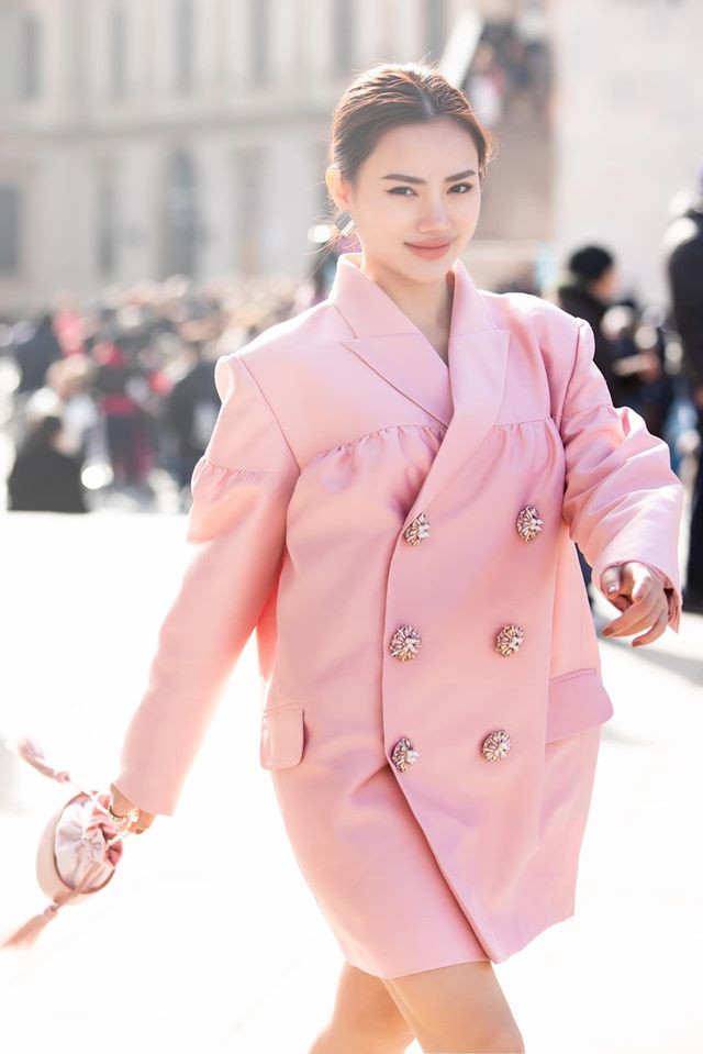 Hà Vi Vi cho biết thêm, khi nhập cảnh, cô khai báo hải quan đầy đủ và không có ai yêu cầu phải cách ly (ngày 28-29/2 mới có lệnh cách ly người trở về từ Italy). Về đến nhà, cô được chính quyền và bác sĩ vận động tự cách ly 14 ngày. Hết 14 ngày, cô không có biểu hiện gì bất thường.