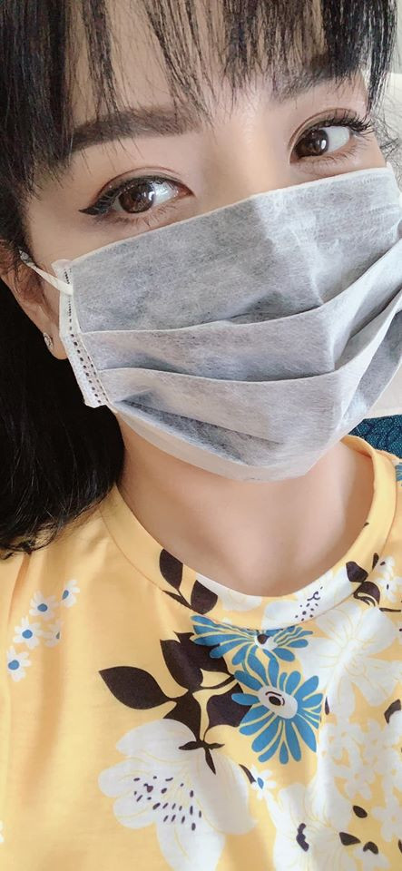 Ở nhà cách ly, Thúy Hằng dành thời gian tập thể dục, dưỡng da, dọn dẹp nhà cửa. Ngoài ra, cô còn trang bị đầy đủ các loại sát khuẩn, nước rửa tay để bảo vệ sức khỏe của bản thân và gia đình.