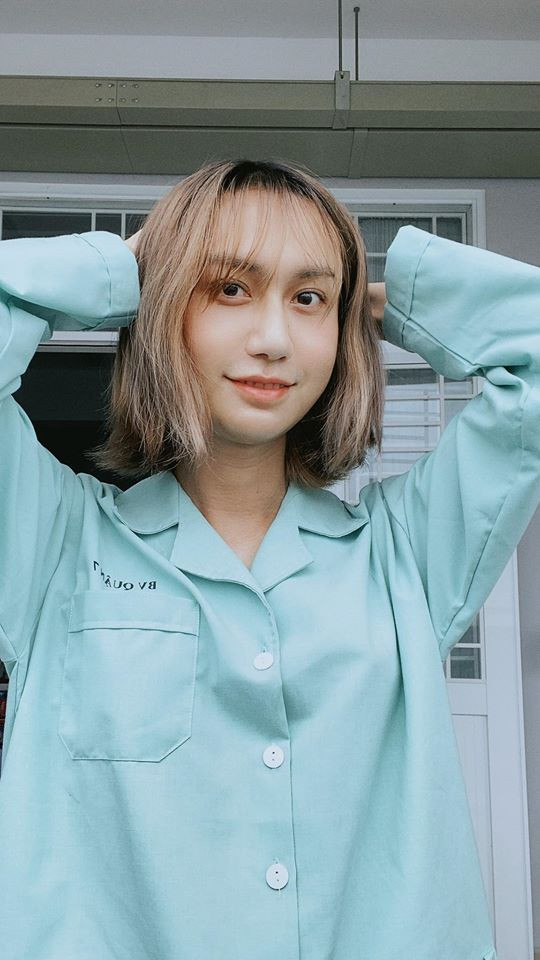 Vì du lịch ở Hàn Quốc đúng vào thời điểm bùng phát dịch nên Lynk Lee được cách ly tập trung ngay khi về nước. Nam ca sĩ cho biết nơi cách ly rộng rãi và bình yên. Anh cảm thấy rất tốt vì mọi người nhiệt tình, đồ ăn được tự chọn.