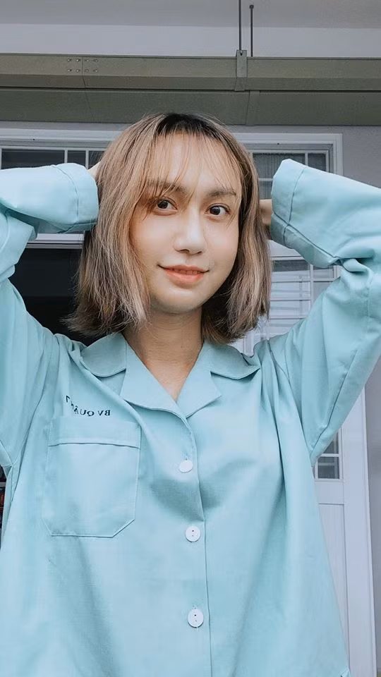 Vì du lịch ở Hàn Quốc đúng vào thời điểm bùng phát dịch nên Lynk Lee được cách ly tập trung ngay khi về nước. Nam ca sĩ cho biết nơi cách ly rộng rãi và bình yên. Anh cảm thấy rất tốt vì mọi người nhiệt tình, đồ ăn được tự chọn.